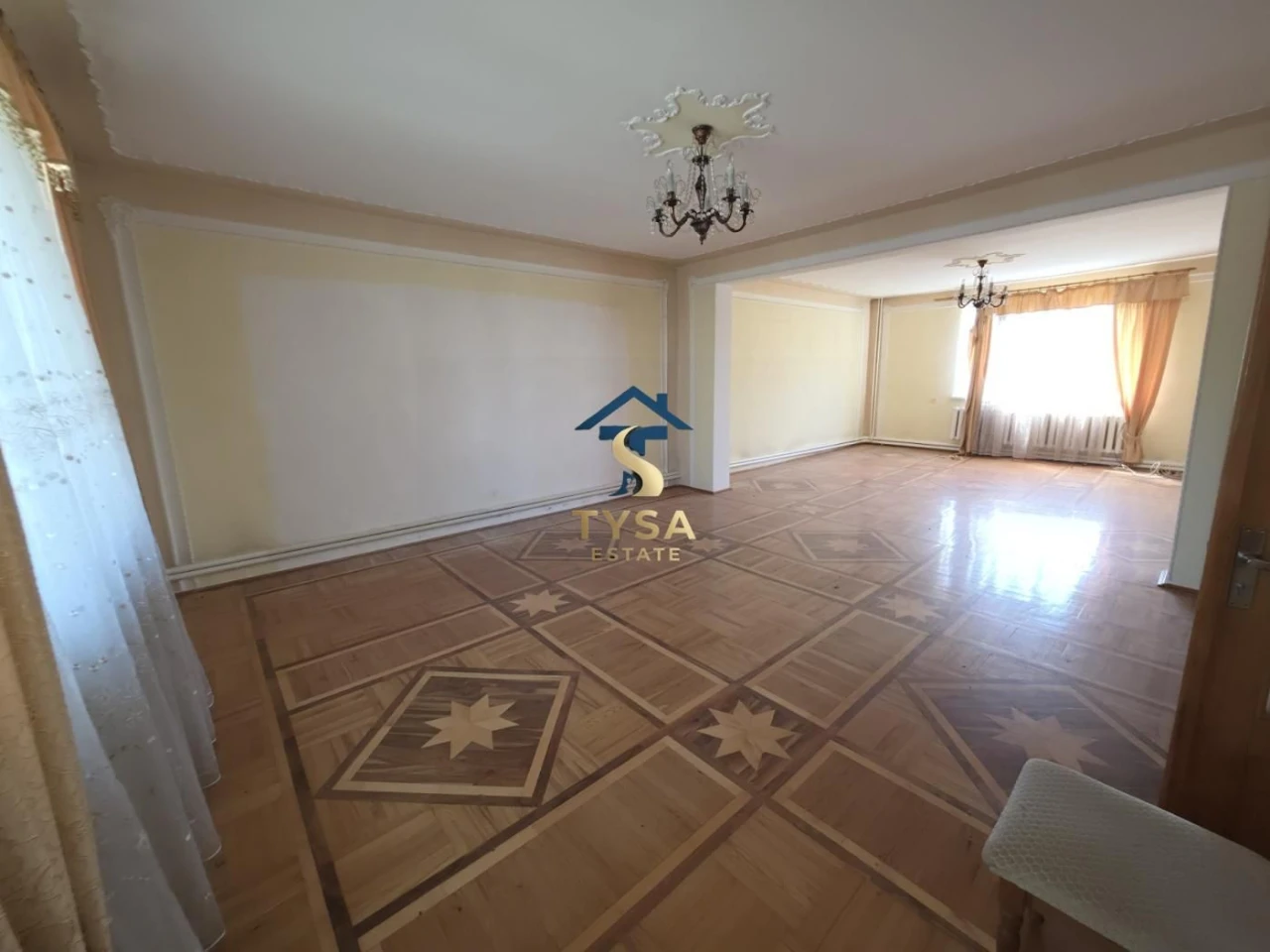 Продається великий двоповерховий будинок в м.Тячів