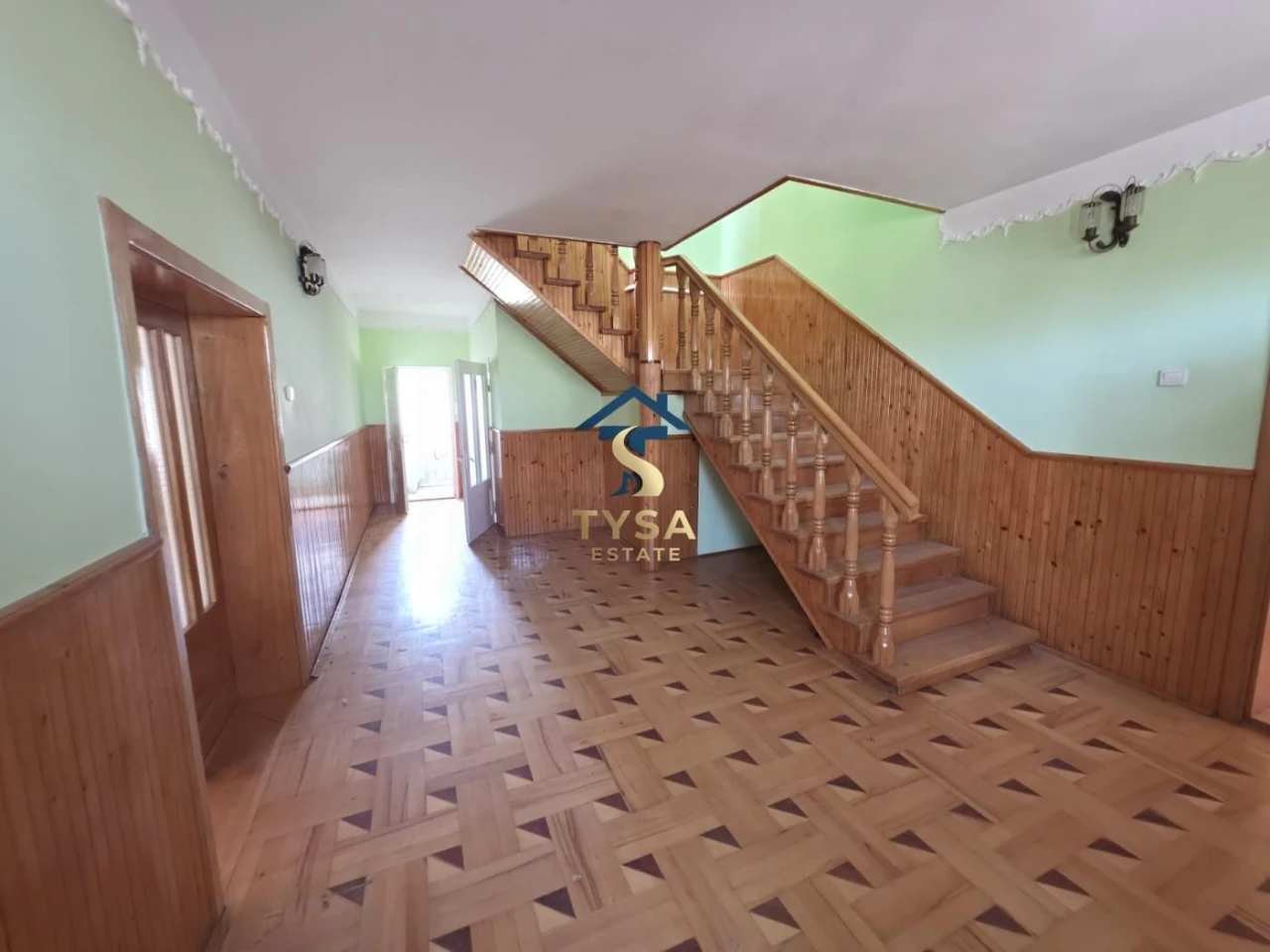 Продається великий двоповерховий будинок в м.Тячів