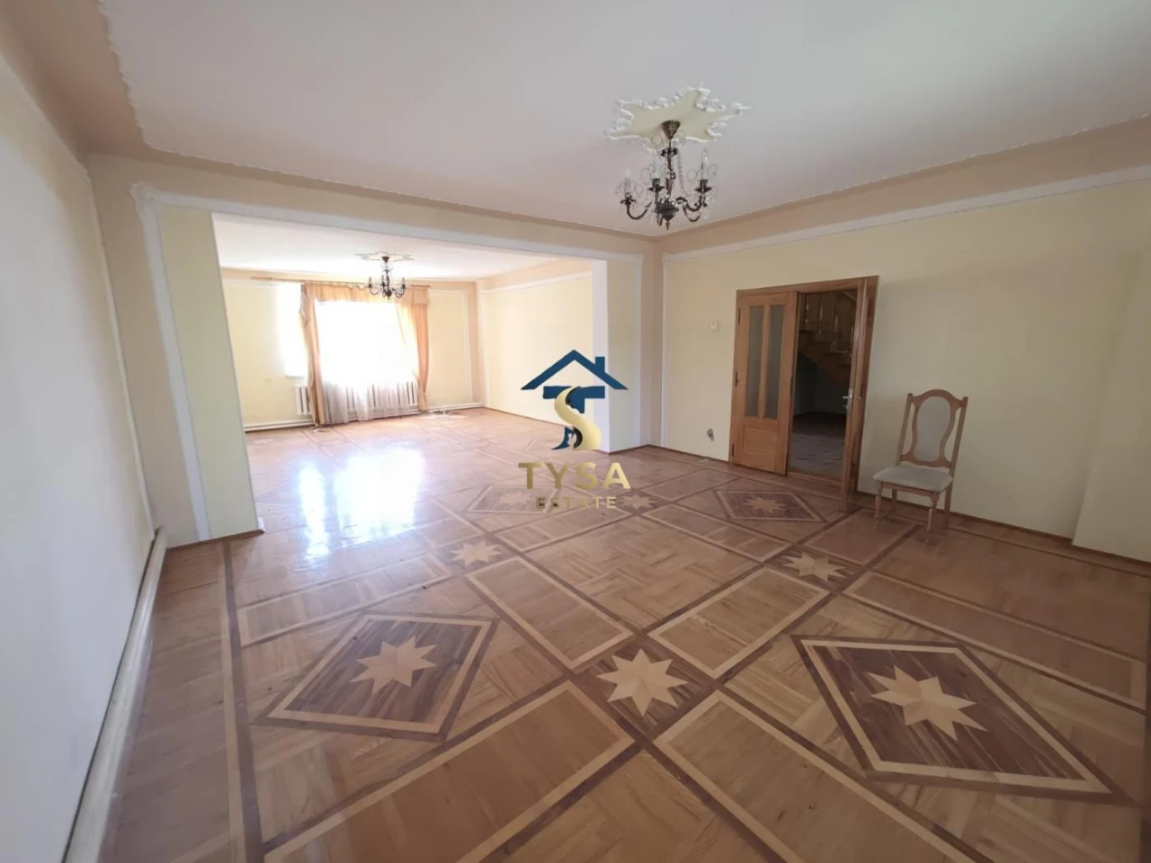 Продається великий двоповерховий будинок в м.Тячів