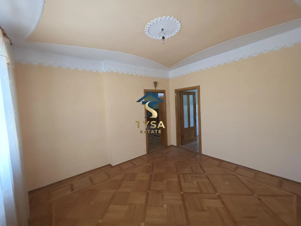 Продається великий двоповерховий будинок в м.Тячів