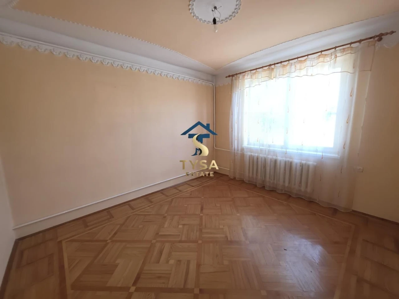 Продається великий двоповерховий будинок в м.Тячів