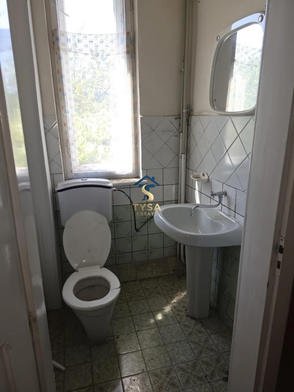 Продається великий двоповерховий будинок в м.Тячів