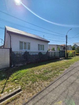 Продаж затишного будинку в м. Тячів з просторою ділянкою