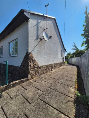 Продаж затишного будинку в м. Тячів з просторою ділянкою