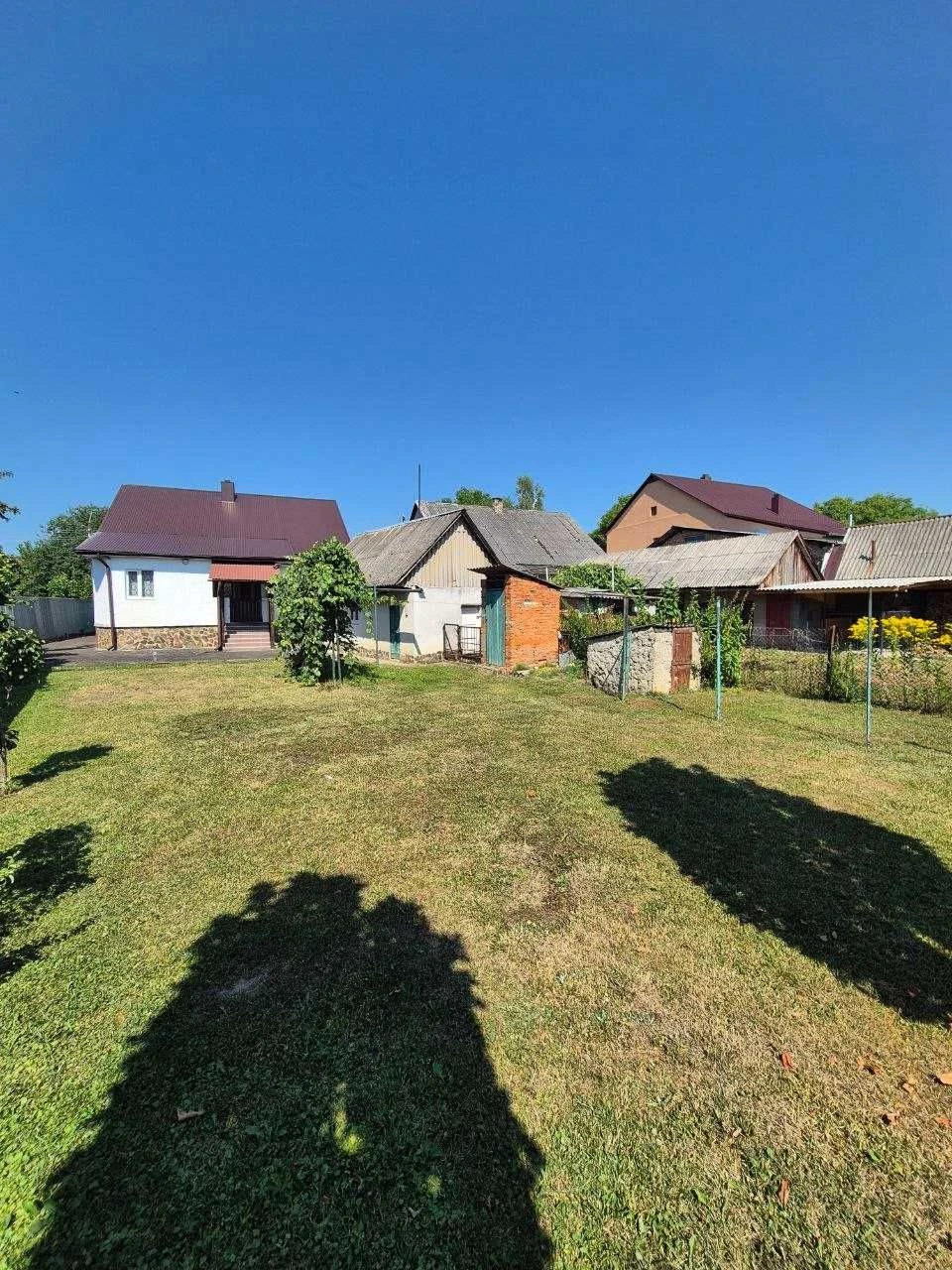 Продаж затишного будинку в м. Тячів з просторою ділянкою