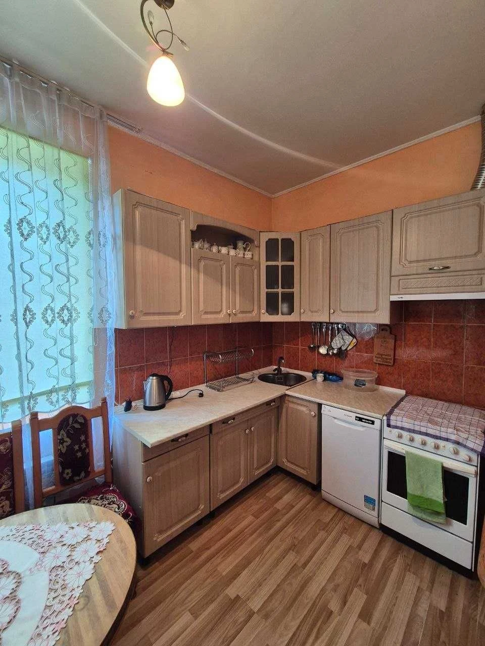 Продаж затишного будинку в м. Тячів з просторою ділянкою