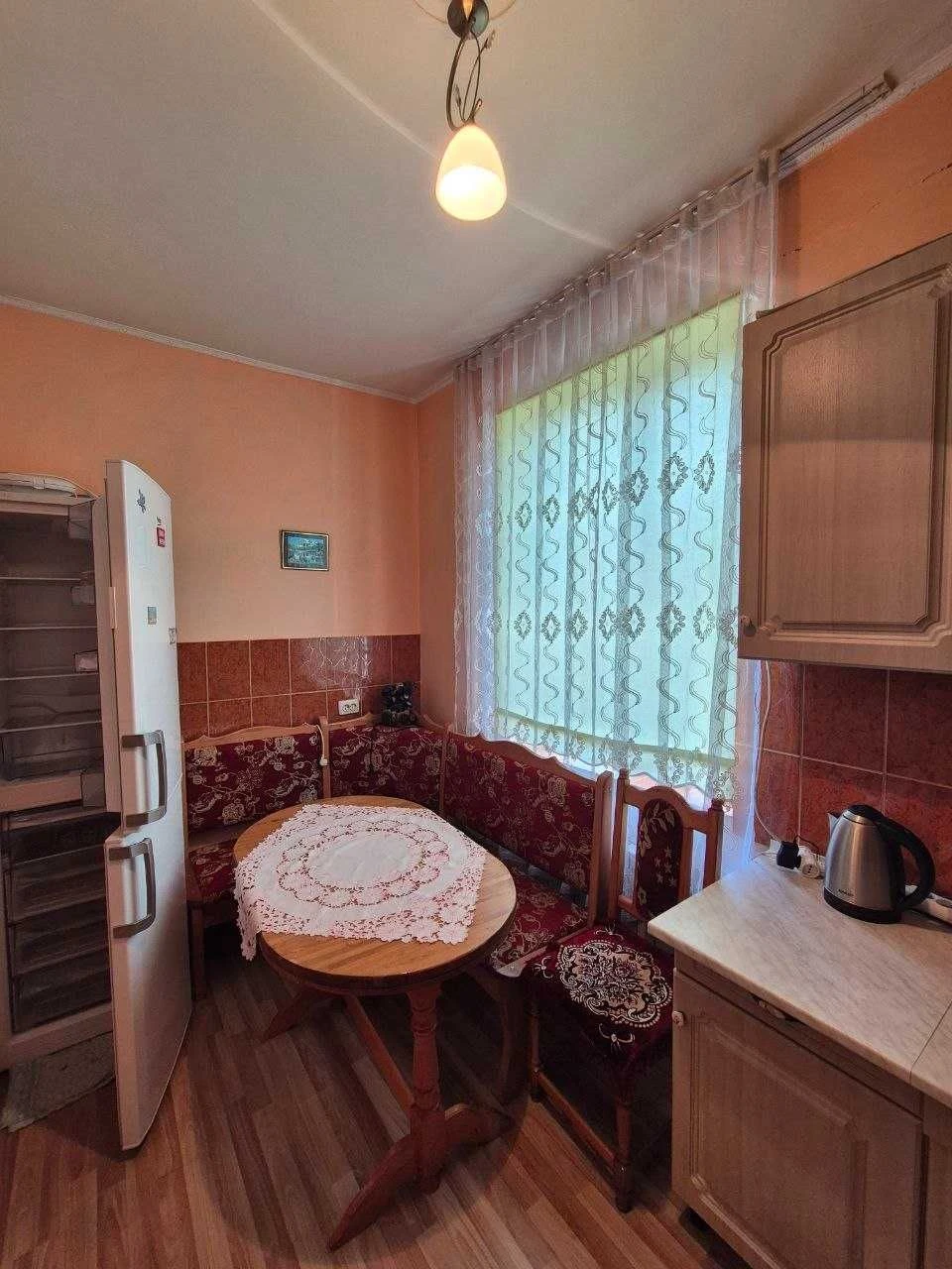 Продаж затишного будинку в м. Тячів з просторою ділянкою