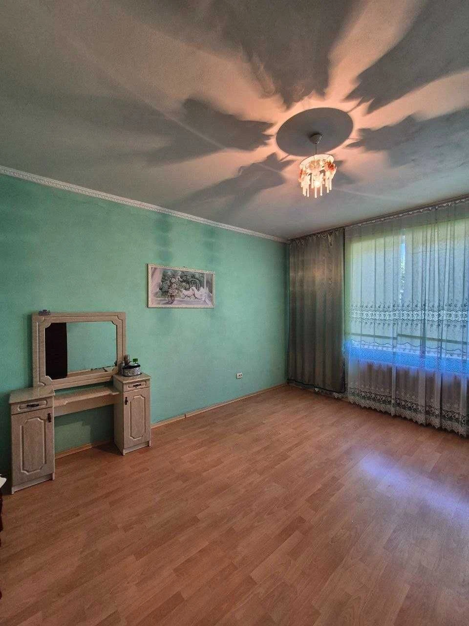 Продаж затишного будинку в м. Тячів з просторою ділянкою