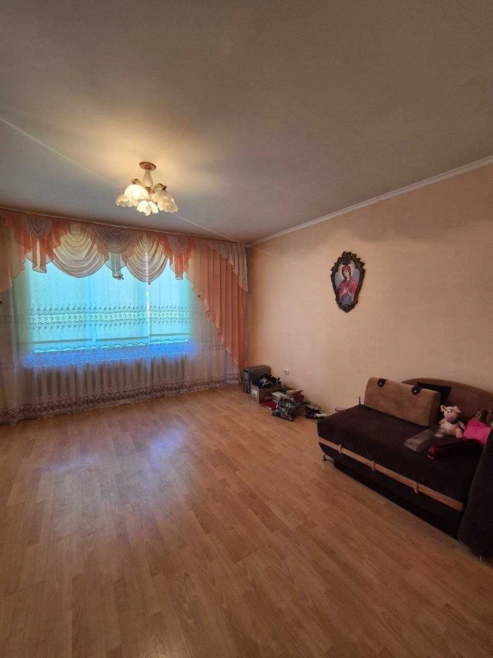 Продаж затишного будинку в м. Тячів з просторою ділянкою