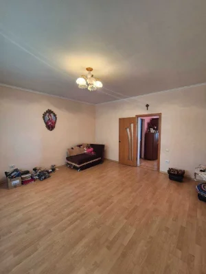 Продаж затишного будинку в м. Тячів з просторою ділянкою