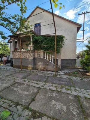 Продається капітальний цегляний будинок з літньою кухнею та