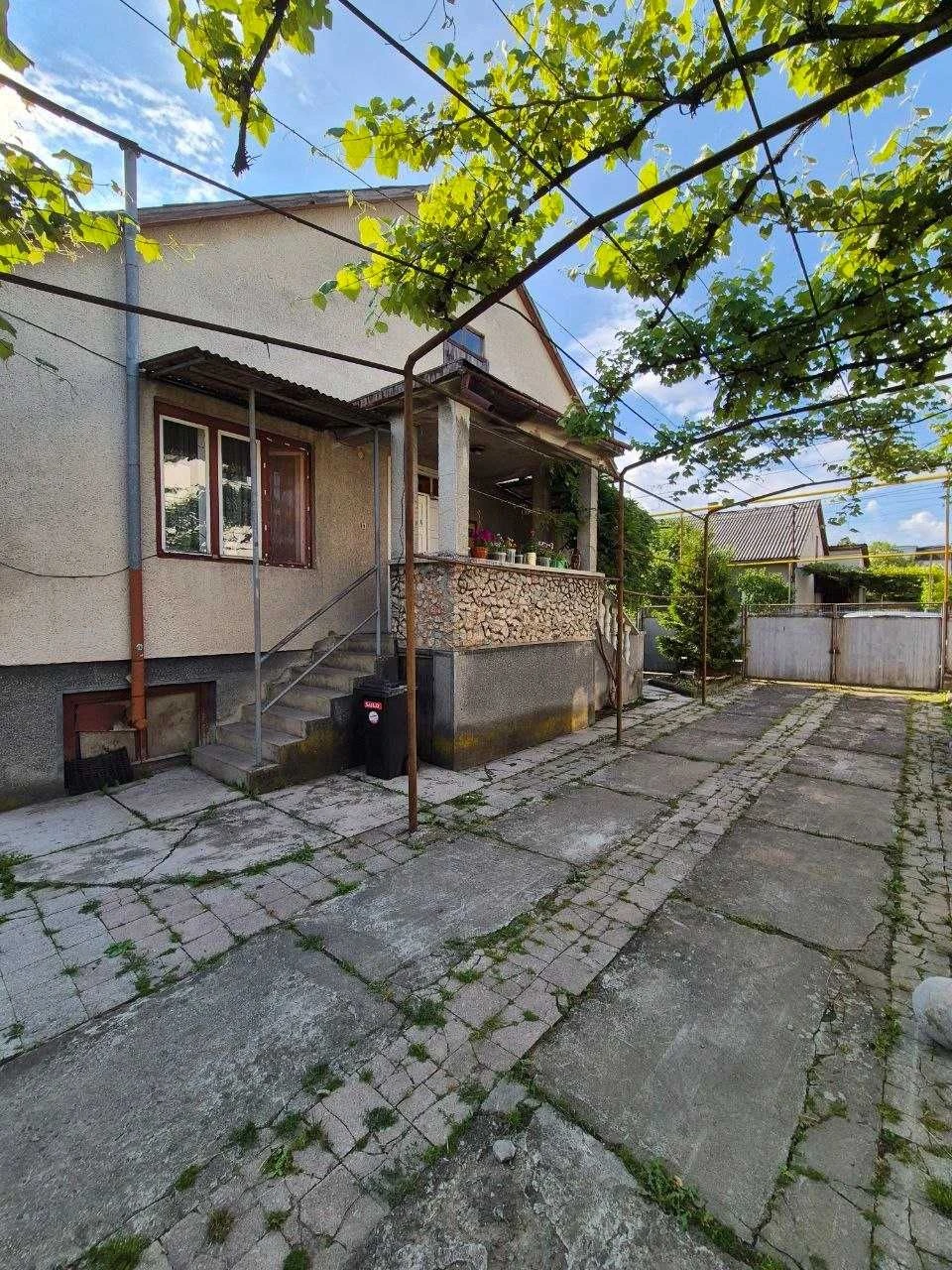 Продається капітальний цегляний будинок з літньою кухнею та