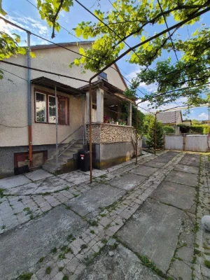Продається капітальний цегляний будинок з літньою кухнею та