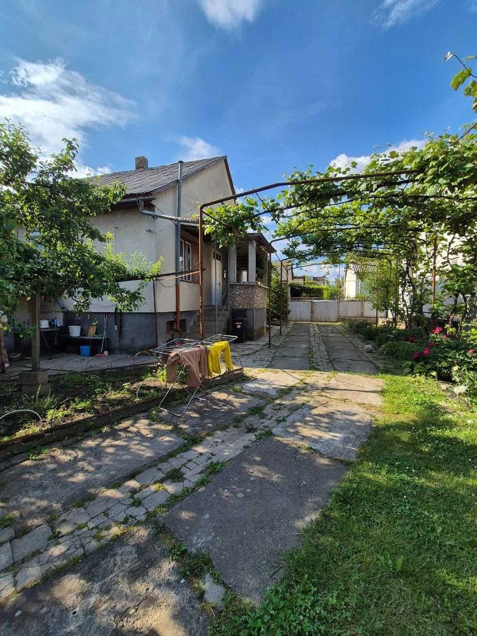 Продається капітальний цегляний будинок з літньою кухнею та