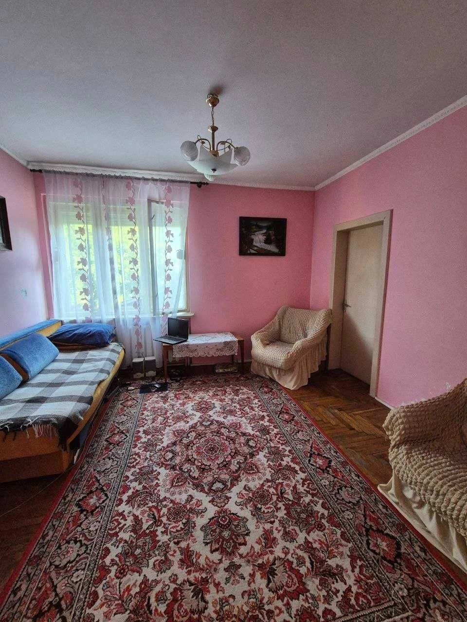 Продається капітальний цегляний будинок з літньою кухнею та