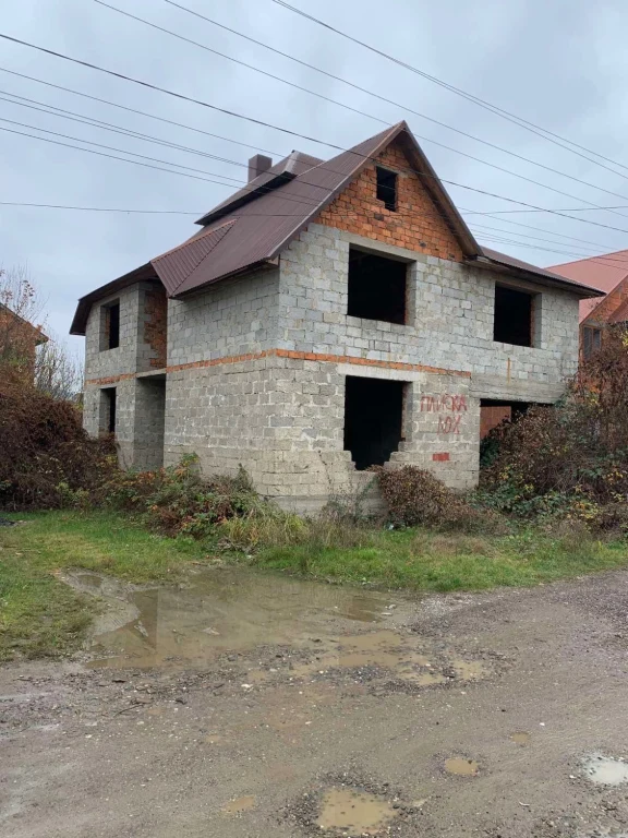 Будинок-коробка під дахом