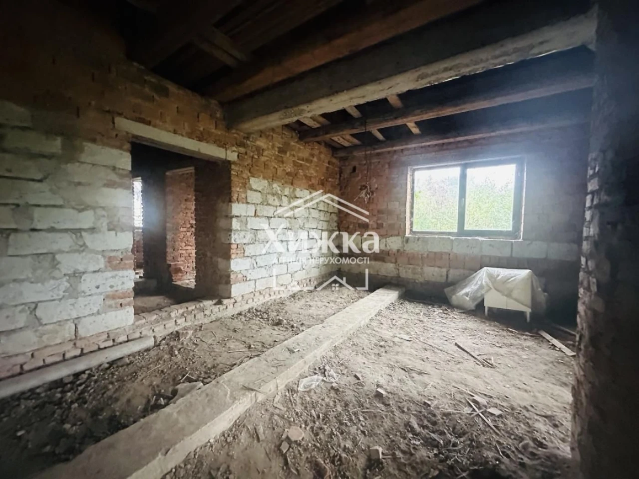 Продається сучасна новобудова у м. Хуст