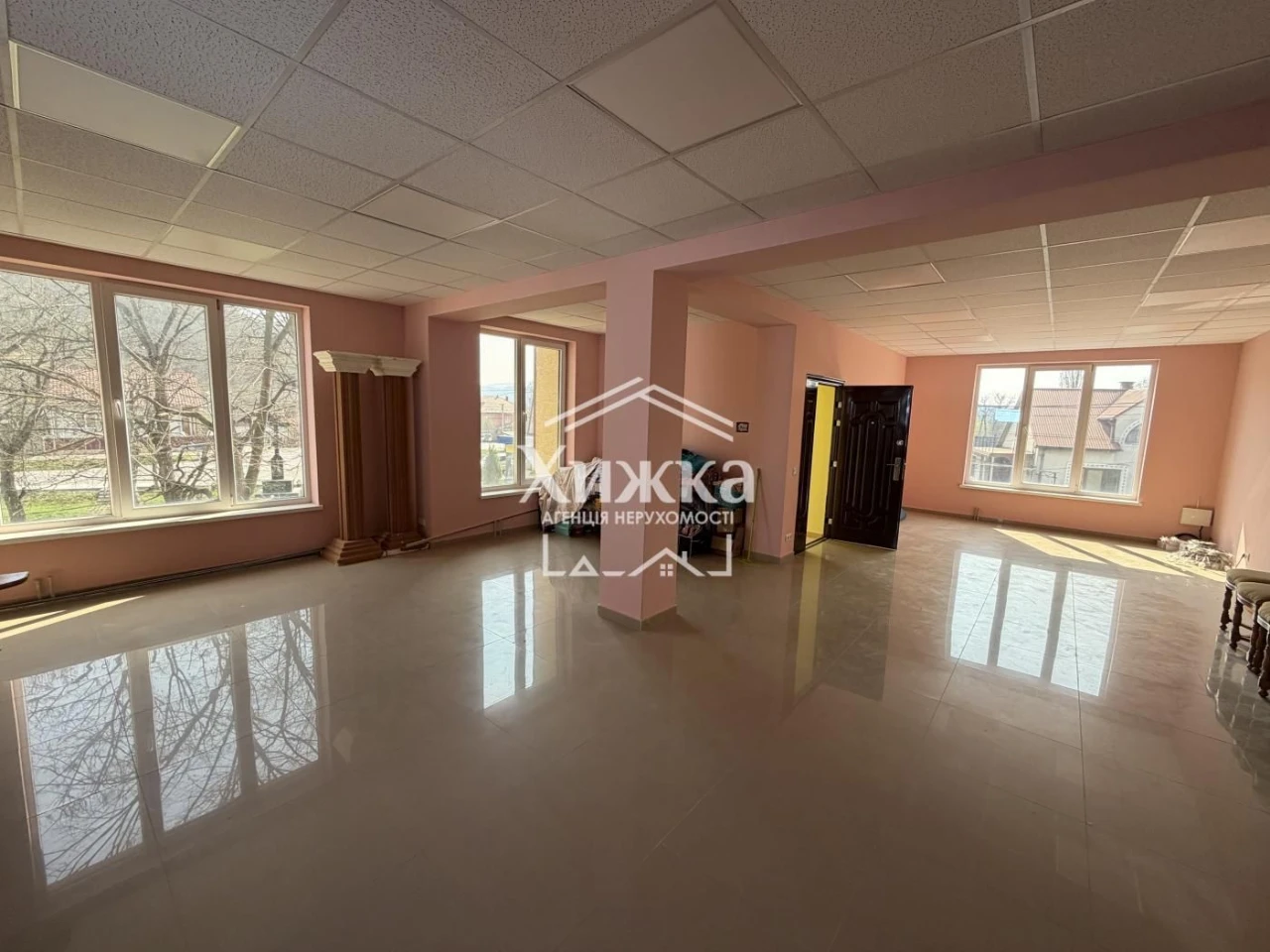 сучасна комерційна будівля 205 м² у центрі с. Рокосово з мож