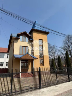 сучасна комерційна будівля 205 м² у центрі с. Рокосово з мож