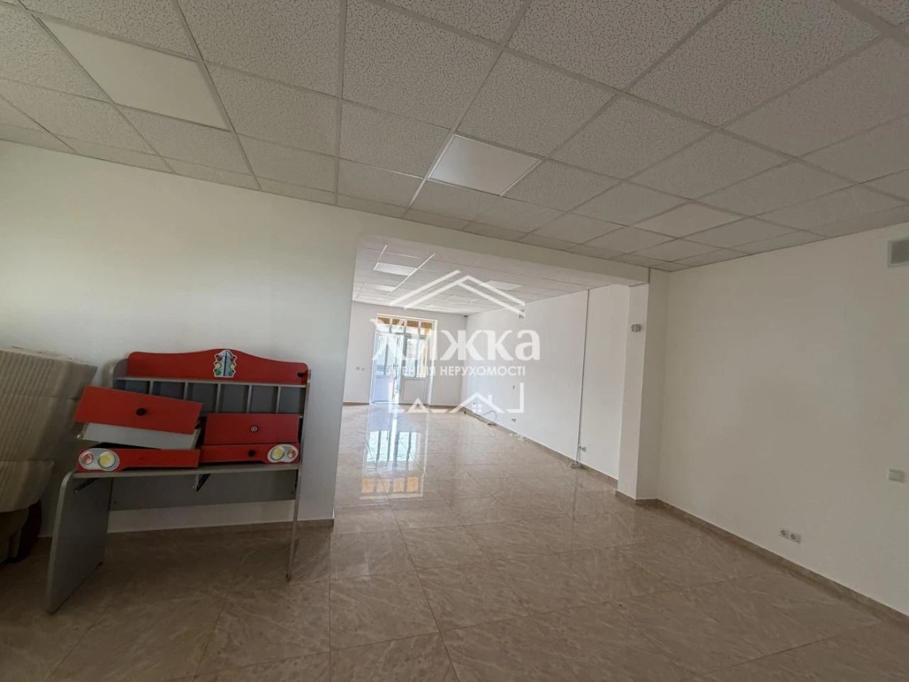 сучасна комерційна будівля 205 м² у центрі с. Рокосово з мож