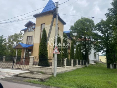 сучасна комерційна будівля 205 м² у центрі с. Рокосово з мож