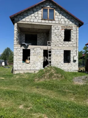 Просторий будинок у Хусті з якісним будівництвом та зручною