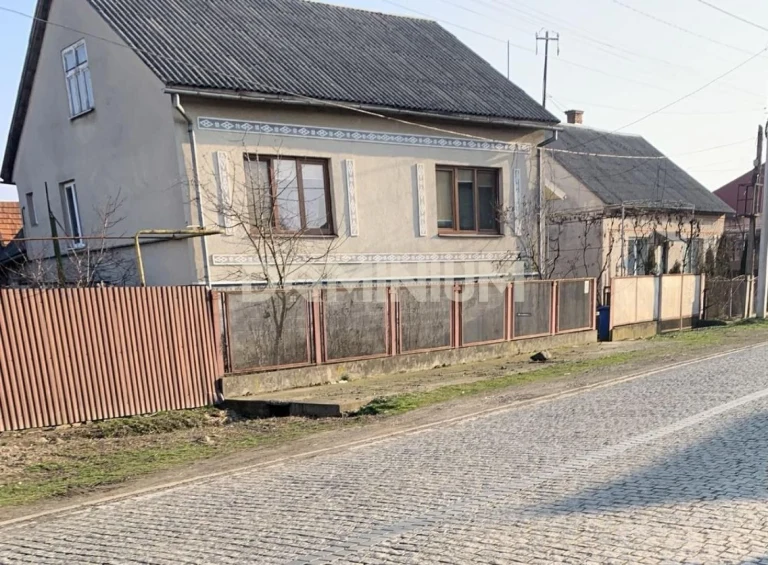 Продаються два будинки на одній території м. Хуст