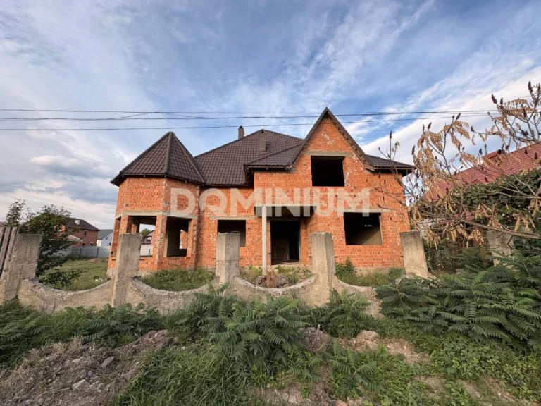 Продається будинок разом з складом в місті Хуст Закарпатська