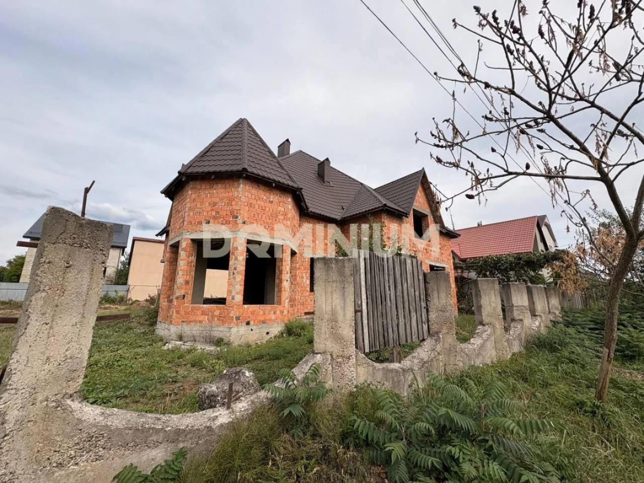 Продається будинок разом з складом в місті Хуст Закарпатська