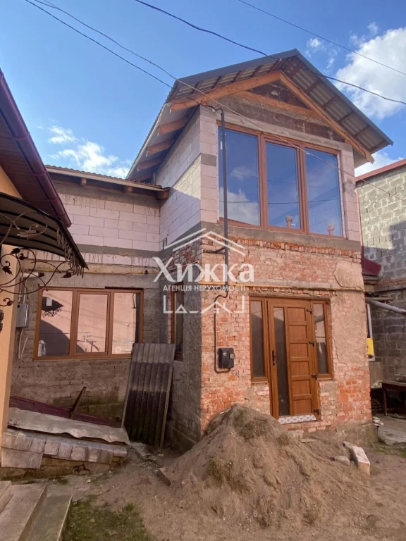 Продається будинок клубного типу у м. Хуст