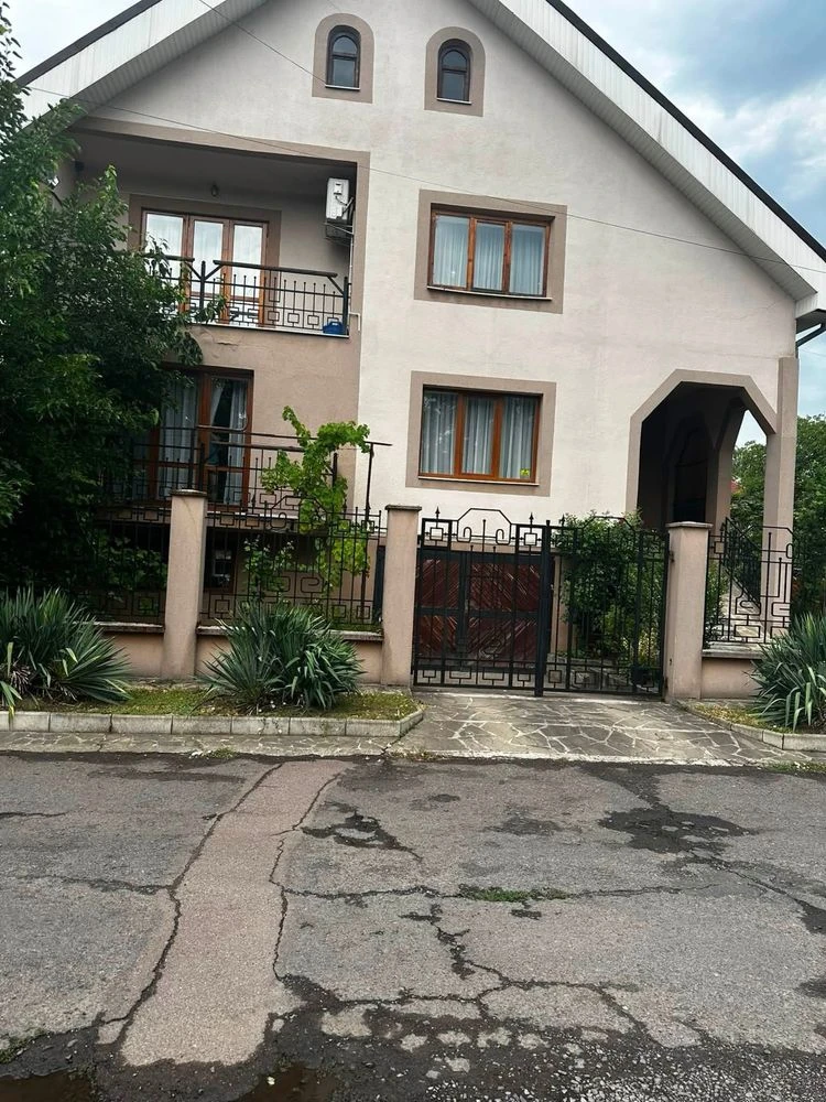 Продаж будинку в ЧОП