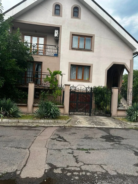 Продаж будинку в ЧОП