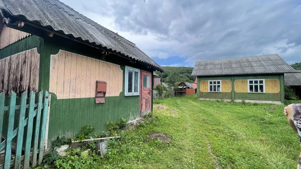 Продається деревяний будинок .Гори.Річка .Скелі Довбуша