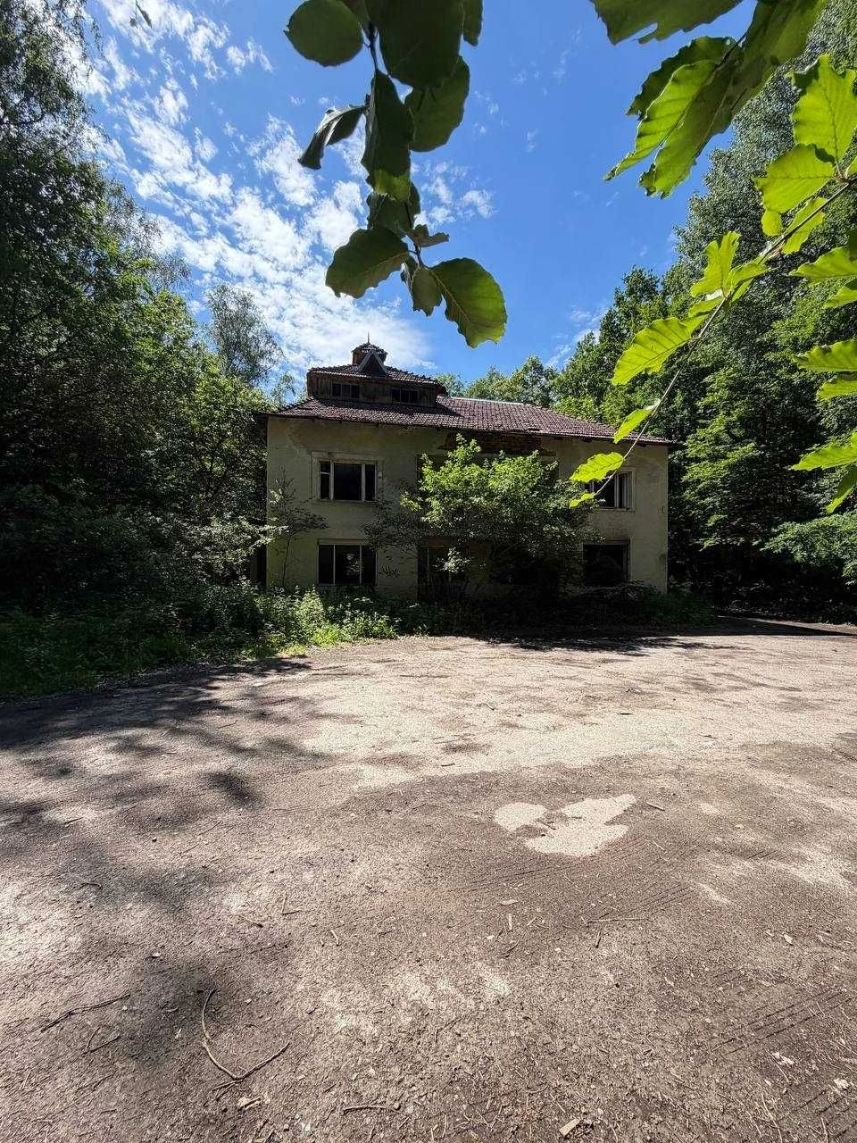 Продаж будинку в лісі
