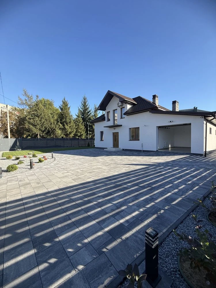 продаж в центрі Калуша новозбудованого будинку