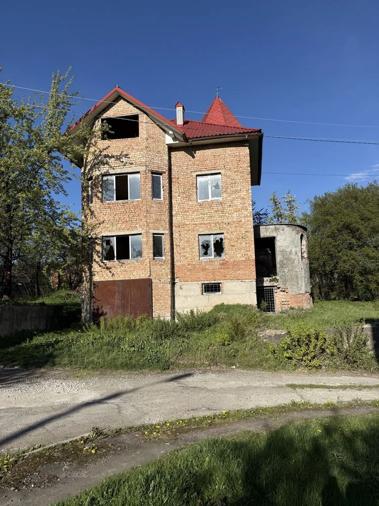 Незавершений цегляний будинок в м.Калуш
