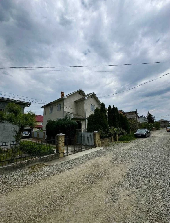 Продаж цегляного будинку в тихій локації з терасою та каміно