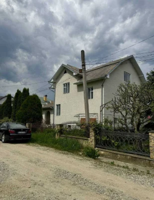 Продаж цегляного будинку в тихій локації з терасою та каміно
