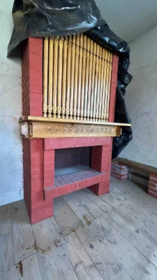 Продаж цегляного будинку в тихій локації з терасою та каміно