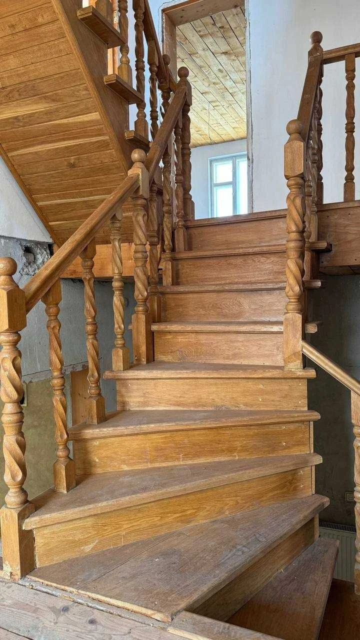 Продаж цегляного будинку в тихій локації з терасою та каміно