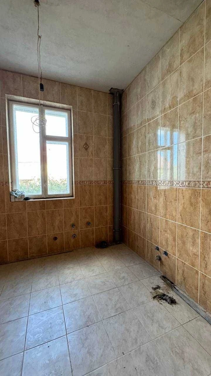 Продаж цегляного будинку в тихій локації з терасою та каміно