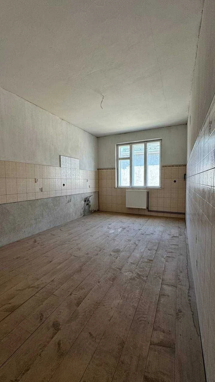 Продаж цегляного будинку в тихій локації з терасою та каміно