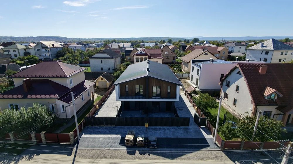 ПРОДАЖТЬСЯ сучасний квадродуплекс з власною земельною ділянк