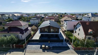 ПРОДАЖТЬСЯ сучасний квадродуплекс з власною земельною ділянк
