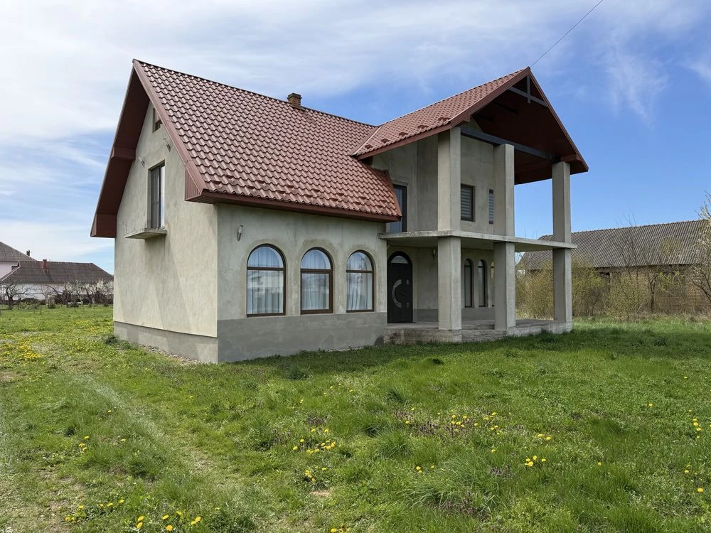 Продам сучасний будинок з новим ремонтом.