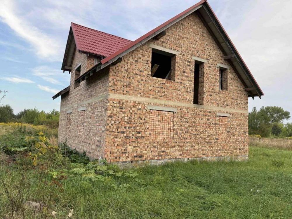 Продам незавершене будівництво житлового цегляного будинку