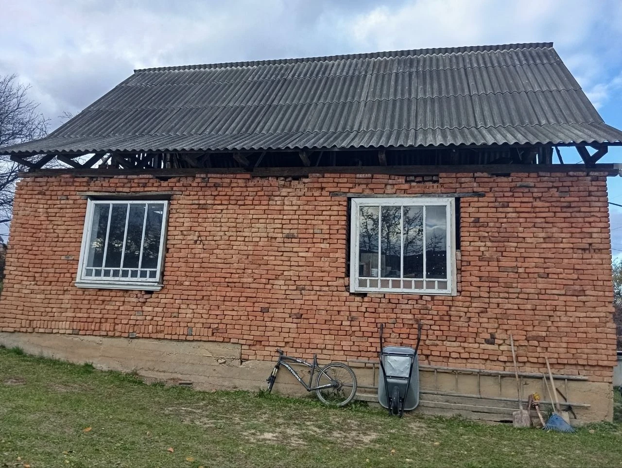 Продам житловий будинок з територією