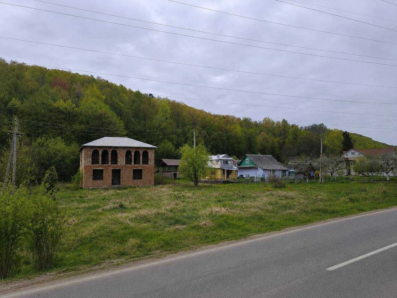 Продаю двоповерховий будинок з ділянкою біля лісу в Косові.