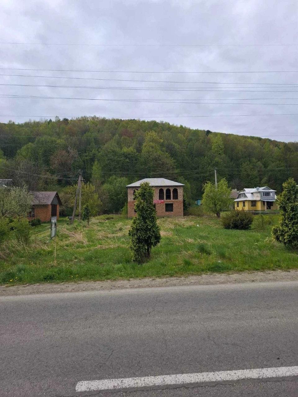 Продаю двоповерховий будинок з ділянкою біля лісу в Косові.