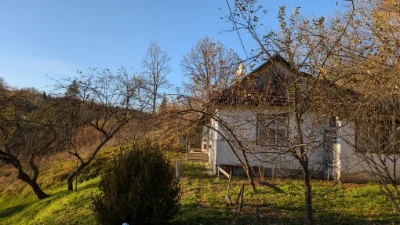 Жилий будинок на околиці м. Косів із господарськими будівлям